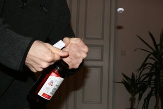 Öffnen einer Bierflasche